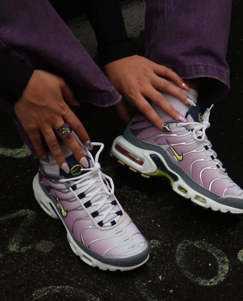 😵 ON SALE for 142,49 €! Nike Air Max Plus Violet Dust 💜⚜️⁠ ⁠ ⁠ 👉️ Tap to shop your size / Link in bio⁠ ⁠ 📸 @footlockereu⁠ ⁠ #nike #air #airmax #amtn #swoosh #sneaker⁠ #nicekicks #everysize Nike Air Max Plus, Air Max Plus, Air Max, Nike Air Max, Link In Bio, Nike Air, Tap, Violet, On Sale