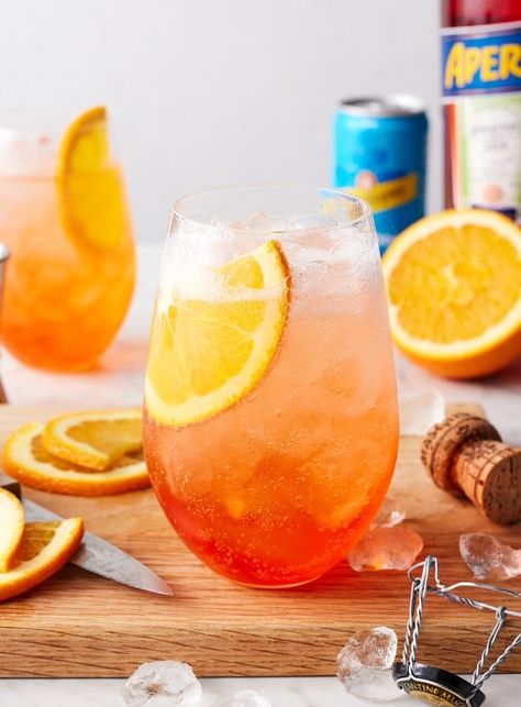 Learn how to make an Aperol spritz! This classic Italian cocktail recipe is easy to make with 3 ingredients. Bubbly and refreshing, it's the perfect drink for summer parties and happy hours. Italian Cocktail Recipes, Aperol Spritz Recipe, Italian Drinks, Spritz Recipe, Italian Cocktails, Mojito Recipe, Summer Appetizer, Alcoholic Beverages, Easy Cocktails