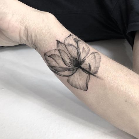 xray #tattoo #tattoos #magnolia #magnoliatattoo #flowertattoo #floraltattoo #xray #xrayflower #xrayflowertattoo Xray Tattoo, Xray Flower, Name Flower Tattoo, Botanisches Tattoo, Lotusblume Tattoo, Cute Foot Tattoos, Magnolia Tattoo, Small Flower Tattoos, Flower Tattoo Shoulder