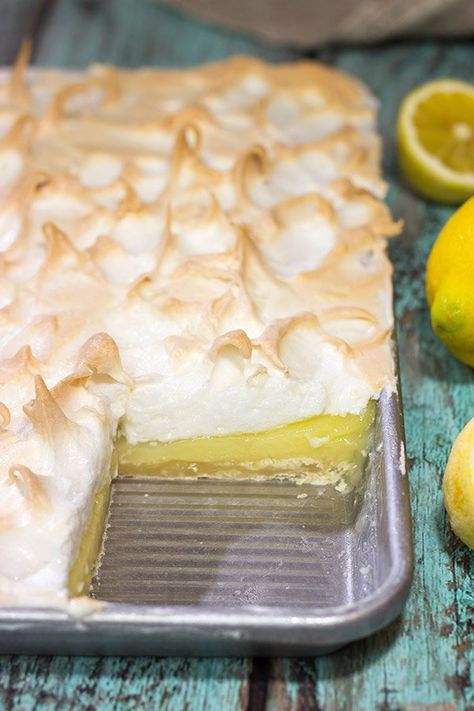 Lemon Meringue Slab Pie | Perfect for feeding a crowd! Blind Bake Pie Crust, Lemon Meringue Pie Easy, Slab Pie Recipes, Meringue Pie Recipes, Slab Pie, Baked Pie Crust, Lemon Dessert Recipes, King Food, Lemon Meringue Pie