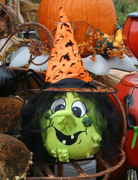 Painted pumpkin and gourd to make a witch Creative Pumpkin Decorating, Halloween Gourds, Dekorasi Halloween, Witch Painting, Pumpkin Decorating Contest, No Carve Pumpkin Decorating, Creative Pumpkin Carving, Pumpkin Contest, Labu Halloween