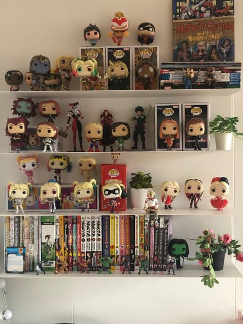 Geeky Bedroom Ideas, Funko Pop Aesthetic Display, Aesthetic Funko Pop Display, Funko Pop Display Ideas Aesthetic, Funko Pops Aesthetic, Aesthetic Marvel Room Decor, Repisas Aesthetic, Geeky Bedroom, Marvel Room Ideas