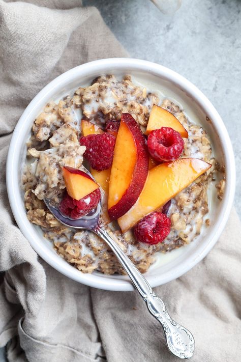 brown sugar cinnamon oats with fresh summer fruit | cait's plate Dessert With Oats, Desserts With Oats, Fruit Oatmeal, Hot Oats, Cinnamon Oats, Oatmeal Dessert, Fruit Cobbler, Summer Breakfast, Yummy Meals