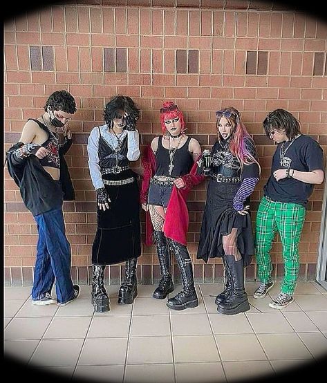 Alt Friend Group, Emo Women, Basic Poses, Alt Clothes, Goth Look, Alt Outfits, Friend Group, Emo Outfits