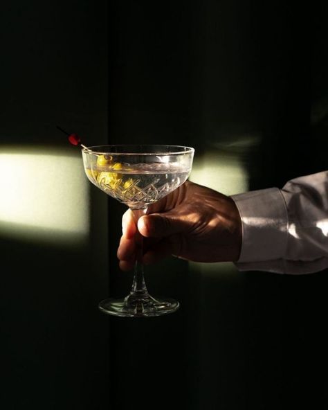 Before being immortalised as James Bond's 'shaken not stirred' drink of choice, the Vodka Martini withstood the Prohibition under its former name 'The Marguerite'. Trace its rise to fame and check out three easy-to-make recipes in our full feature on this all-time classic. ⁠ #NOBLEANDSTYLE #VODKAMARTINI #COCKTAILS Martini Recipes Classic, Limoncello Martini, The Perfect Martini, Dirty Martini Recipe, Martini Recipes Vodka, Olive Brine, Perfect Martini, Famous Drinks, Martinis Drinks