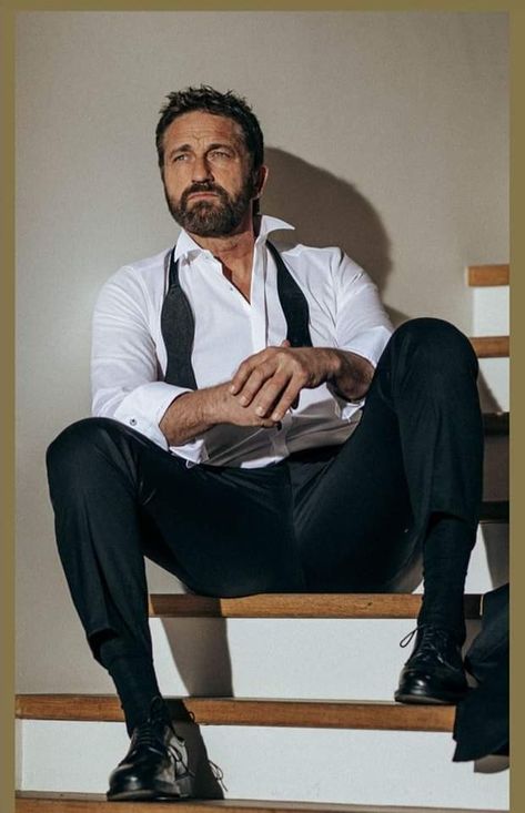 Actor Gerard Butler, Suits Men Business, Formal Men Outfit, Scottish Actors, Mens Dress Socks, Gerard Butler, Classy Men, Fashion Suits For Men, Famous Men