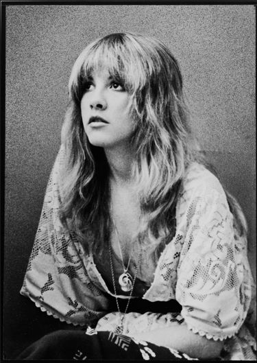 Steal Stevie Nicks' iconic rock-goddess style with designer denim and dresses with this blog post straight from the Bullet Blues blog! Stevie Nicks Hair, Young Stevie Nicks, Stevie Nicks Pictures, Stevie Nicks Young, Women Template, Photographer Style, Georgia Fowler, Stevie Nicks Style, Room Pics