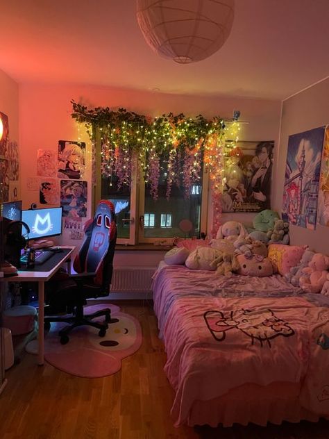 Bedroom Aesthetic Hello Kitty, Small Room Organization Bedroom Space Saving Storage Ideas, Chill Bedroom Ideas, Small Room Aesthetic, Sanriocore Bedroom, Cozy Sanrio Room, Room Ideas Pink, Cuartos Aesthetic, Kawaii Bedding Roomtery