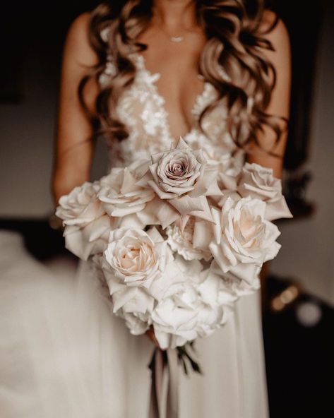 Bridal Bouquet Styles, Elegant Bridal Bouquets, Monochromatic Wedding, Elegant Wedding Bouquets, Modern Bouquet, Spring Wedding Bouquets, Bridal Bouquet Flowers, Elegant Bouquet, All White Wedding