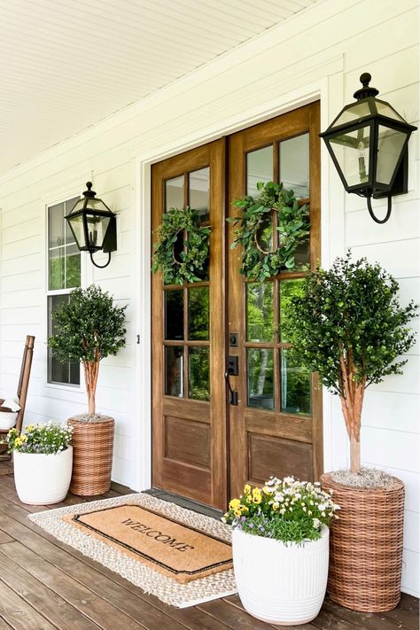 Spring Porch Decor, House Front Porch, Casa Country, Porch Rug, Farmhouse Front Porches, Casa Exterior, Farmhouse Front, Front Porch Decorating, Entrance Decor