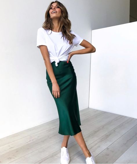 Midi Satin Skirt, Silk Skirt Outfit, Satin Skirt Outfit, Modest Fashion Outfits, Looks Chic, Satin Skirt, Satin Slip Dress, Green Skirt, Looks Style