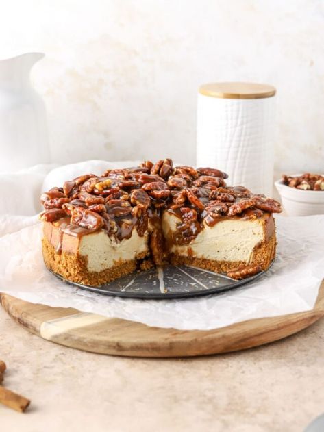 Brown Sugar Cheesecake, Unique Thanksgiving Desserts, Caramel Pecan Topping, Cheesecake Baked, Favorite Holiday Desserts, Pecan Topping, Pecan Cheesecake, Pecan Pie Cheesecake, Holiday Desserts Table