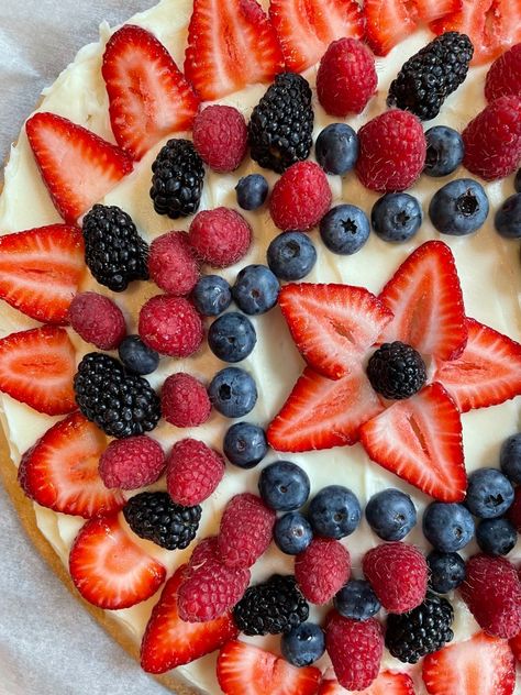 Fruit Pizza with Sugar Cookie Crust is a soft sugar cookie crust with rich cream cheese frosting topped with colorful fruit. Fall Fruit Pizza, Fruit Tart Crust, Sugar Cookie Fruit Tart, Fruit Pizza Ingredients, Tart Crust Recipe, Fruit Sugar Cookies, Soft Sugar Cookie, Pizza Sugar Cookie, Fruit Pizza Sugar Cookie