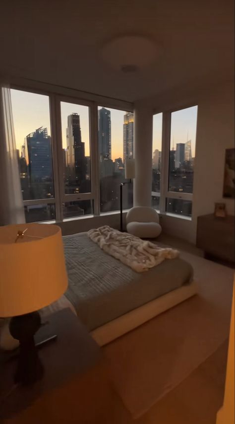 NYC Small City Apartment Bedroom, Nyc Penthouse Bedroom, Nyc Bedroom Aesthetic, Bedrooms With A View, Nyc Hotel Room, Nyc Apartment Bedroom, Nyc Bedroom, New York Bedroom, Apartment Nyc