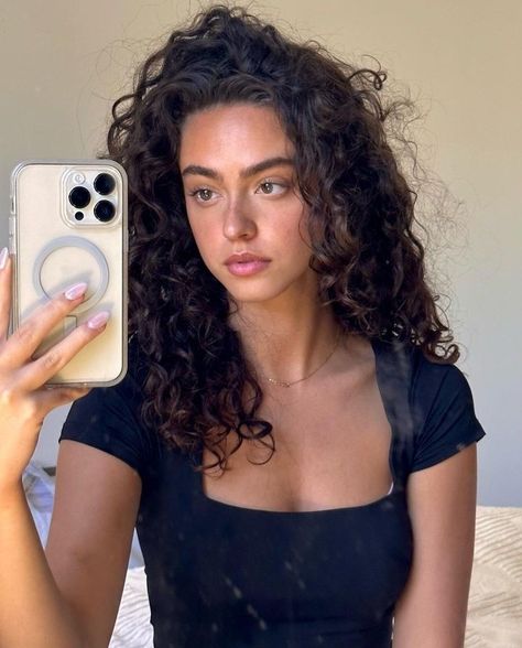 Kiana Davis, How To Curl Short Hair, Cinnamon Bun, Short Curls, Model Outfits, 2025 Vision, Insta Models, Book Store, Aesthetic Hair