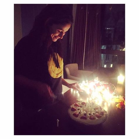 Alia Bhatt Birthday, Pic Birthday, Camera Pic, Birthday Pic, Alia Bhatt Photoshoot, Birthday Quotes For Him, Indian Photoshoot, After Movie, Happy Birthday Cake