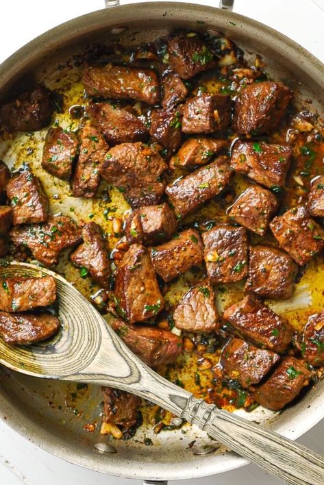 If you like steak but dread cooking it, these garlic herb steak bites are the perfect fool-proof and delicious way to enjoy it! #steakbites #garlicherbsteakbites #garlicsteakbites Garlic Herb Steak, Steak And Green Beans, Brown Rice Pilaf, Steak Bites Recipe, Garlic Steak, Best Pans, Steak Bites, Allergy Friendly Recipes, Prep Kitchen