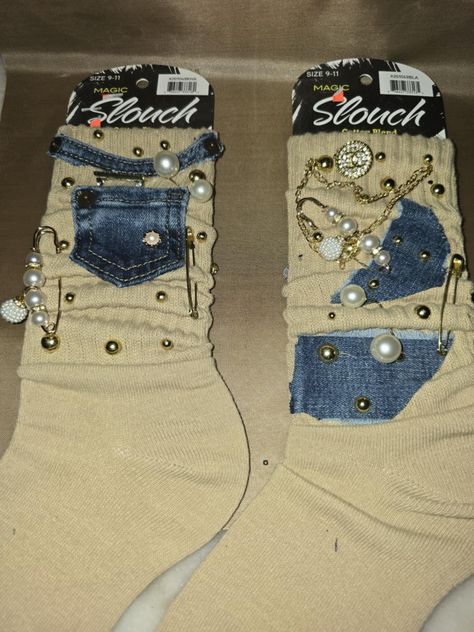 Junk Socks, Bling Socks, Sock Display, Swag Hats, Diy Fashion Projects, Color Socks, Jean Purse, Bling Crafts, Embellished Clothing