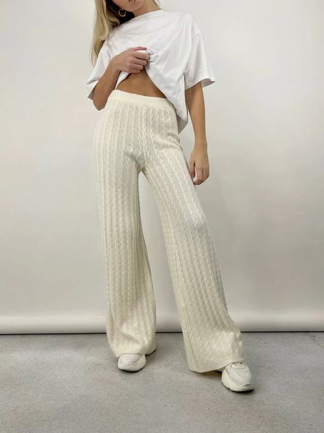 Beige Flare Pants Outfit, Ribbed Flare Pants Outfit, Flair Leggings Outfit, Knit Pants Outfit, Leg Outfit, Linen Trousers Outfit, Knit Wide Leg Pants, Wide Leg Outfit, Summer Dress Trends