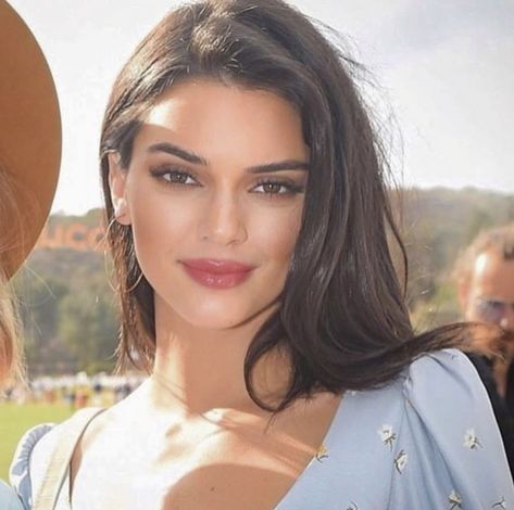 Kendall Makeup, Lovely Hairstyles, Kendall Jenner Face, Kendall Jenner Makeup, Kardashian Makeup, Kim Kardashian Makeup, Jenner Makeup, Wedding Bottles, Kendall And Kylie