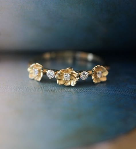 Round Moissanite Floral Romantic Engagement Ring Flower Wedding Anniversary Band Gold Wedding Band Unique, Flower Wedding Band, Ring Gold Wedding, Band Diamond Ring, Flowers Ring, Wedding Band Diamond, Rings Inspiration, Wedding Band Unique, Pretty Engagement Rings