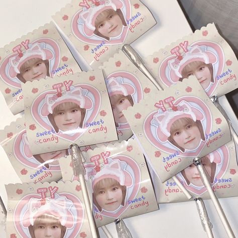 Kpop Giveaway Ideas, Freebies Ideas Kpop, Concert Freebies Kpop Ideas, Kpop Cupsleeve Event, Kpop Freebies Ideas, Kpop Packaging, Giveaway Kpop, Cupsleeve Events, Freebies Kpop