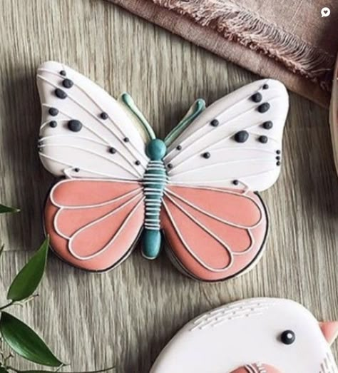 Butterfly Sugar Cookies, Nature Cookies, Royal Icing Cookies Recipe, Decorating Sugar Cookies, Royal Cookies, Bee Cookies, Sugar Cookies With Royal Icing, Butterfly Birthday Cakes, Butterfly Cookies