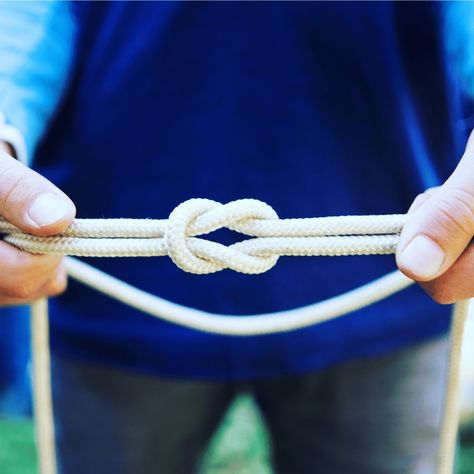 "Master the art of the bowline knot! 🌟 This essential knot is perfect for all your outdoor adventures, from sailing to camping. Learn how to tie a secure, reliable bowline knot and ensure your gear stays put. Whether you're a seasoned sailor or a camping newbie, this step-by-step guide will have you tying like a pro in no time. Swipe left for the tutorial and don't forget to save for later! ⛵🏕️ #BowlineKnot #KnotTying #OutdoorSkills #AdventureReady #CampingHacks #SailingLife Solomon’s Knot Stitch, Gathering Knot, Sailors Knot Bracelet, Fisherman’s Knot, Sailors Knot, Bowline Knot, Sailor Knot, Save For Later, Tie Knots