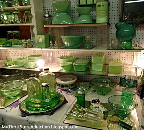 My Thrift Store Addiction : Friday's Find: Texas Antique Week Part 2 #Vintage #Jadeite #Green Roundtop Texas, Vermont Cabin, Green Dishes, Vintage Jadeite, Antique Booth Displays, Jadite Green, Green Glassware, Green Plates, Glass Ware