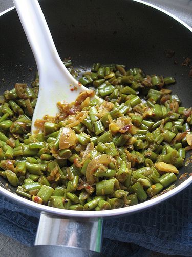 indian style green beans, great recipe but remember to slightly dry heat the spices in a pan before adding because that's what my MIL says to do Indian Green Beans, Indian Beans Recipe, Vege Garden, Lenten Recipes, Indian Side Dishes, Keto Sides, Food Indian, Indian Foods, Vegetarian Indian