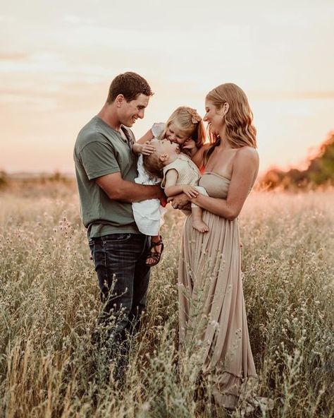 Family Session Poses, Outdoor Family Photoshoot, Summer Family Pictures, Big Family Photos, Family Photoshoot Poses, Summer Family Photos, Family Portrait Poses, Family Photoshoot Outfits, Outdoor Family Photos