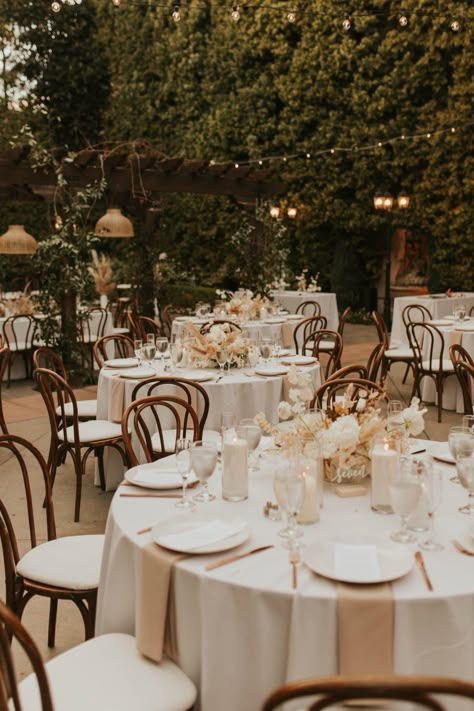 Neutral Fall Wedding Table Decor, Tan Table Cloth Wedding, Round Table Decor For Wedding, Neutral Wedding Table, Wedding Head Table, Neutral Wedding Inspiration, Round Table Decor, Courtyard Wedding, White Wedding Decorations