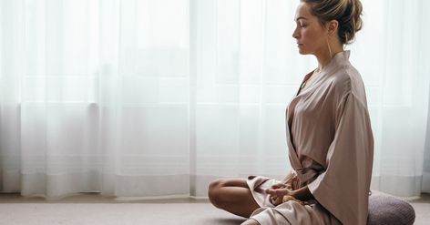 How Meditation Might Help Your Winter Workouts  ||  Some simple techniques might shore up our commitment to being physically active as the seasons change. https://www.nytimes.com/2018/11/07/well/move/how-meditation-might-help-your-winter-workouts.html Winter Meditation, Taryn Toomey, Yoga Friends, Mindfulness Training, How To Meditate, Winter Workout, Morning Smoothie, Body Scanning, Yoga Room