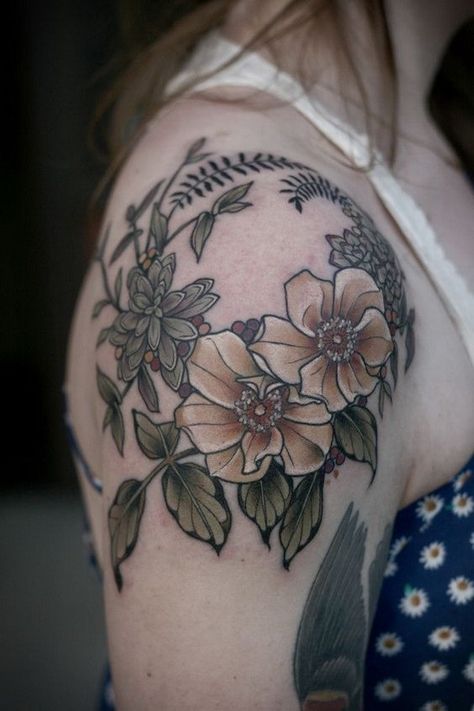 2019 Hottest Women Fantastic And Special Flower Tattos You Must Try I think these tattos which will make you special and different.These tattoos contains various follower tattos in arms.There are some simple white and black tattoos、and some colorful tattoos with kinds of flowers.It’s radically distinctive.These flowers are rose、peony、lotus、plum blossom and so on.These can meet your need. Let’s this season be so different.Try it.#tattooideals Kodama Tattoo, Laurel Wreath Tattoo, Cap Tattoo, Succulent Tattoo, Shoulder Cap Tattoo, Flor Tattoo, Girl Shoulder Tattoos, Wreath Tattoo, Cool Shoulder Tattoos