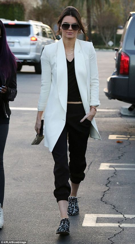 Kendall Jenner flashes midriff in chic white boyfriend blazer #dailymail Maxi Blazer, Kendall Jenner Photos, Kendall Jenner Street Style, Suit Jackets For Women, Casual Outfit Inspiration, Boyfriend Blazer, Kendall Jenner Outfits, Jenner Outfits, Kendall And Kylie Jenner