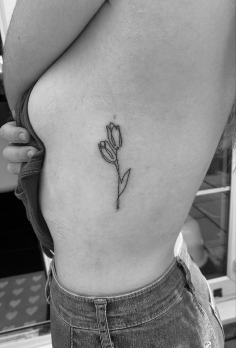 Tulip Rib Tattoo, Tulip Tattoo Side Rib, Tulip Tattoo Line, Tulip Tattoo On Ribs, Tulip Sternum Tattoo, Tulip Tattoo Placement, Fine Line Tulip Bouquet Tattoo, Tulip Side Tattoo, Minimalist Tulip Tattoo