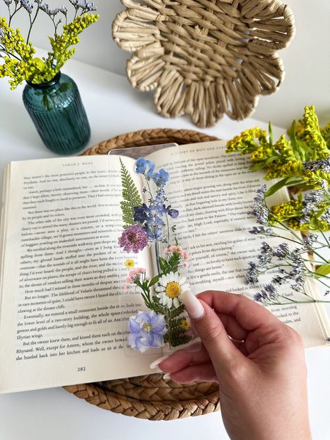 Handmade, whimsical, wildflower pressed flower bookmarks to make your reading experience even more lovely. These laminated bookmarks are perfect to gift to a bookish friend, or keep for yourself! Minimal & elegant floral designs.  *PLEASE NOTE Placement of flowers/exact flower type may vary! My bookmarks are all unique :) I will not resend bookmark orders until a full month has passed without delivery (sometimes they get delayed, usps is slow at times!). laminating material is MUCH THINNER than Bookmarks To Make, Dried Flowers Gift, Pressed Flower Bookmarks, Laminated Bookmarks, Flower Bookmarks, Handmade Aesthetic, Aesthetic Orange, Pressed Flower Crafts, Tassel Bookmark