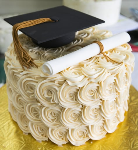 Simple Graduation Cakes, Graduation Cap Cake, Cap And Diploma, Graduation Cake Designs, Floral Cake Design, Graduation Party Desserts, Graduation Party Cake, Diy Graduation Gifts, Graduation Party High