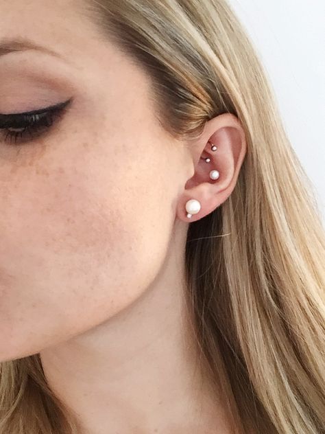 Pearl in conch piercing and rook piercing Pearl Conch Piercing, Conch Pearl Jewelry, Conch Piercing Stud, Conch Piercing Ring, Conch Pearl, Diy Easter Gifts, Multiple Ear Piercings, Conch Piercing, Different Hairstyles