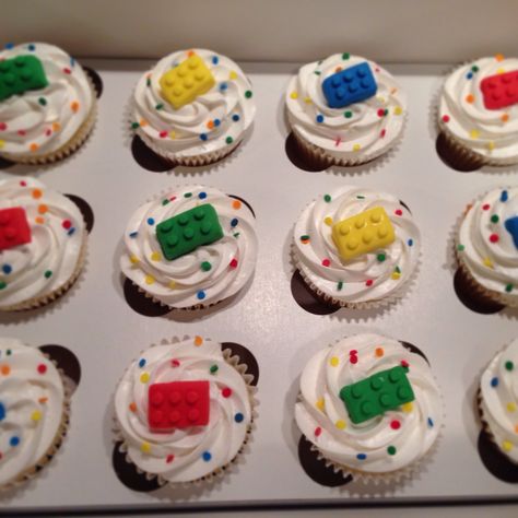 Lego Party Cupcakes, Diy Lego Cupcakes, Lego Birthday Party Cupcakes, Lego Cupcake Stand, Lego Cupcake Ideas, Legoland Birthday Party, Lego Birthday Cupcakes, Legos Birthday Cake, Lego Cupcake Cake