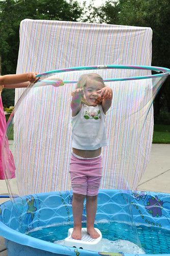 Lindsay & Drew: ...Bubbles... Giant Bubble Recipe, Bubble Recipe, Super Bubbles, Bubble Birthday, Bubble Fun, Giant Bubbles, Bubble Party, Summer Play, Games For Boys