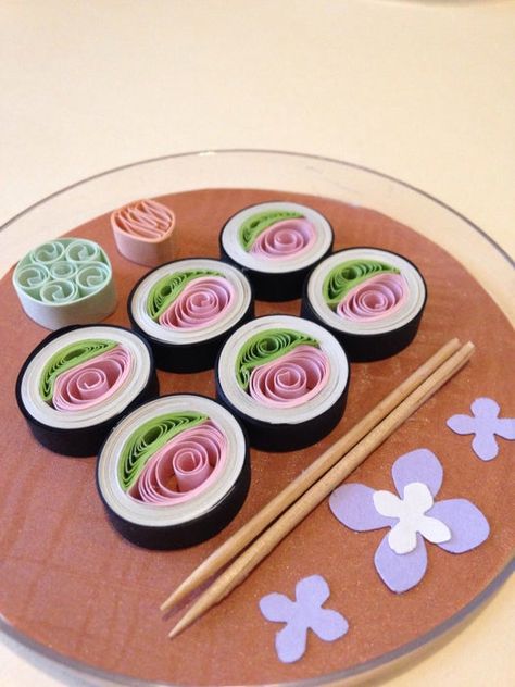 Quilling Food Paper Art, Paper Sushi Craft, Sushi Paper Craft, Sushi Craft, Kokoru Craft, Kindergarten Art Lessons, Diy Sushi, Sushi Platter, Paper Quilling Jewelry