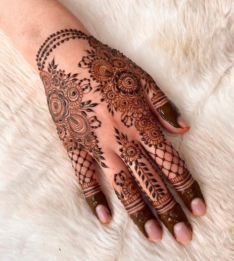 Henna designs Latest Mendhi Designs 2023, Mehndi Designs Traditional, New Simple Mehndi Designs, Finger Mehndi Style, Henna Styles, New Mehndi Design, Beautiful Mehndi Designs, Short Mehndi Design, Hand Mehndi Designs