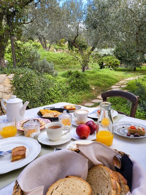 Breakfast Ideas Outdoor, Breakfast Outside Aesthetic, Cooking Aesthetics, Farm Breakfast, Bachelorette Inspiration, Garden Breakfast, Breakfast Outside, Greek Breakfast, Gooood Morning