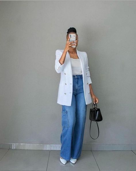 White Blazzer, a pair of wide leg jeans, white heels and black bag for a very chic & simple look #white #fashion #classy #chic Wide Leg Jeans White, Smart Casual Work Outfit Women, Cute Professional Outfits, Neat Casual Outfits, Modest Casual Outfits, Smart Casual Work Outfit, Fashionable Work Outfit, Classy Outfits For Women, Modest Outfit