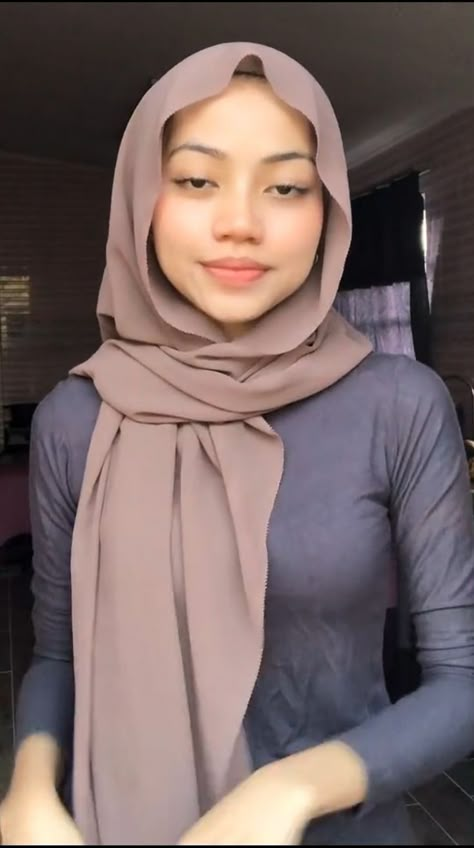 Awek Melayu, Hijab Teen, Seluar Ketat, Hot Dresses Tight, Muslim Women Fashion, Muslim Women Hijab, Female Face, Beautiful Muslim Women, Hijabi Girl