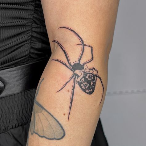 ✿ Megumi 恵 ✿ (@gumi.tattoos) • Instagram photos and videos Orb Weaver Tattoo, Orb Weaver Spider Tattoo, Vertebrae Tattoo, Orb Weaver Spider, Orb Weaver, Tattoos Instagram, Woodcut Tattoo, Spider Tattoo, Tattoo Inspo