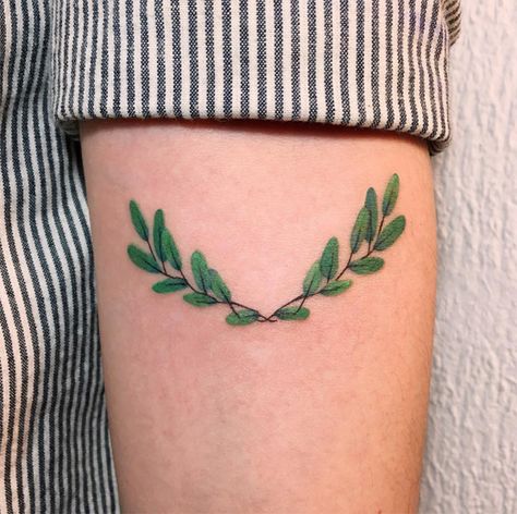 Zihee Tattoo, Coréia do Sul, Tatuagens coloridas sem contorno; Oregano Tattoo, Tattoo Wreath, Traditional Flower Tattoo, Blatt Tattoos, Laurel Wreath Tattoo, Wreath Tattoo, Green Tattoos, Inner Forearm Tattoo, Tattoo Apprenticeship