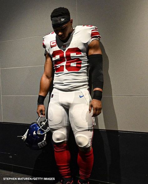 Saquon Barkley Aesthetic, Saquon Barkley Wallpaper, Black Football Players, Dream Physique, Football Drip, Usa Rugby, Saquon Barkley, Sneaker Posters, New York Giants Football