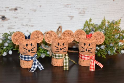 The cutest addition to your Christmas decor! The mouse is made from a champagne cork and we slice recycled wine corks to make the ears. The final touches are adding the little plaid scarf and drawing the face.  Gift Idea: Hang the ornament around the neck of a bottle of wine or tie it in a bow on a wrapped present. You get to pick from 3 scarf color options: Red, Green, or Blue. Christmas Wine Cork Ideas, Fall Wine Cork Crafts, Wine Corks Ideas, Wine Cork Christmas Crafts, Cork Christmas Ornaments, Cork Decorations, Christmas Cork Ornaments, Wine Cork Animals, Drawing The Face